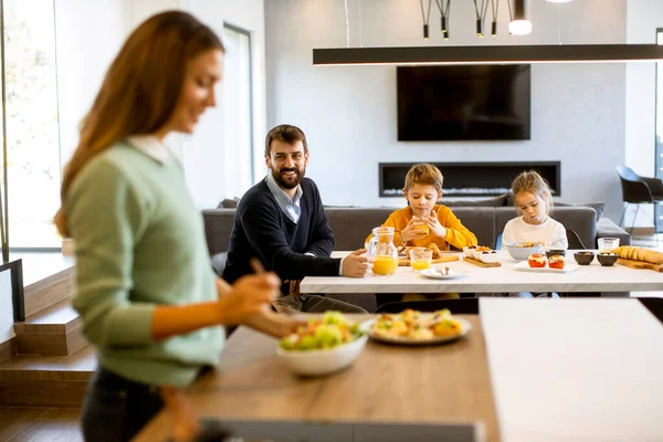 Jonge Moeder Bereidt Ontbijt Voor Haar Familie Moderne Keuken — Stockfoto