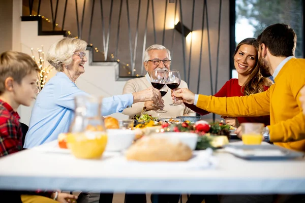 Glückliche Familie Beim Abendessen Mit Rotwein Hause — Stockfoto