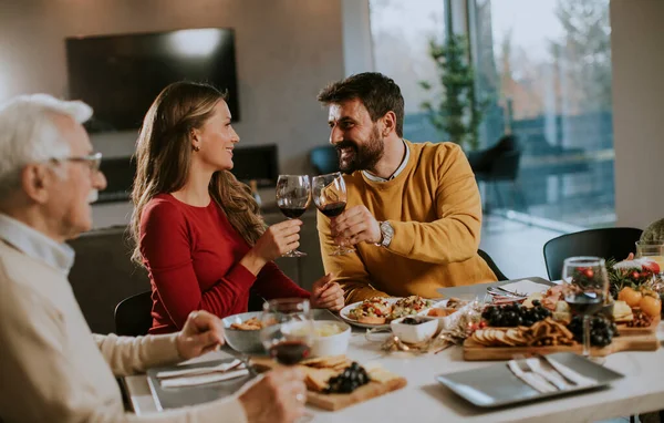 Familia Feliz Cenando Con Vino Tinto Casa —  Fotos de Stock