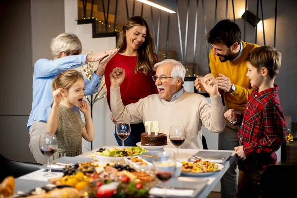 Família Feliz Celebrando Aniversário Avô Com Bolo Velas Casa — Fotografia de Stock