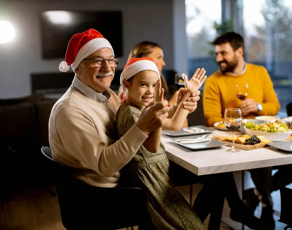 Feliz Família Multi Geração Celebrando Ano Novo Pela Mesa Casa — Fotografia de Stock