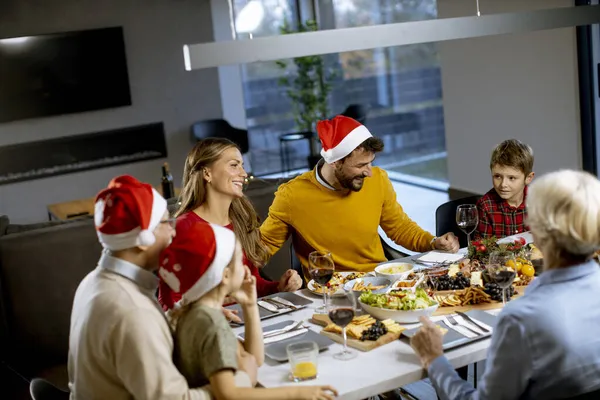 Feliz Família Multi Geração Celebrando Ano Novo Pela Mesa Casa — Fotografia de Stock