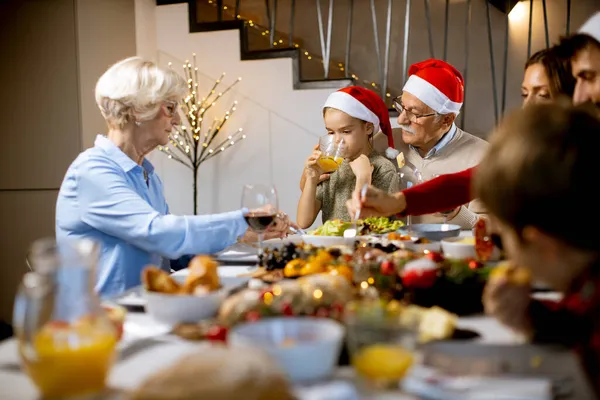 Feliz Familia Multigeneracional Celebrando Año Nuevo Junto Mesa Casa —  Fotos de Stock