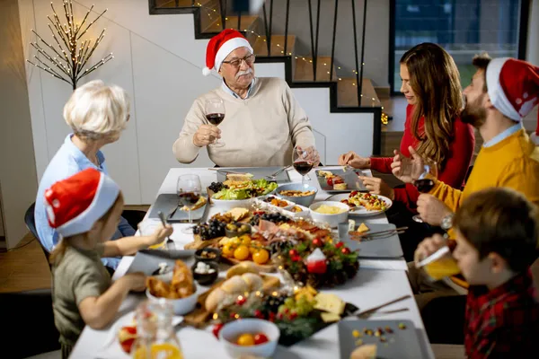 Feliz Família Multi Geração Celebrando Ano Novo Pela Mesa Casa — Fotografia de Stock