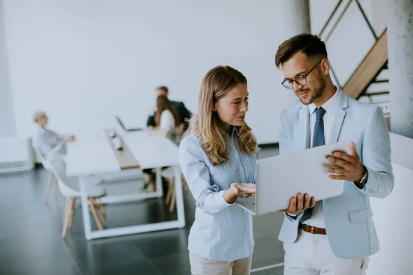 Giovane Coppia Lavoro Che Lavora Discute Con Computer Portatile Ufficio — Foto Stock