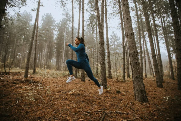 Mladá Žena Modrém Teplákovém Obleku Běží Kameře Lesní Stezce Podzim — Stock fotografie