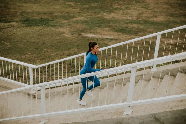 Mavi Eşofmanlı Güzel Bir Bayan Sonbahar Sabahı Merdivenlerde Koşuyor — Stok fotoğraf