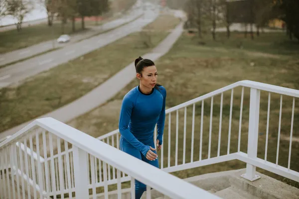 Mavi Eşofmanlı Güzel Bir Bayan Sonbahar Sabahı Merdivenlerde Koşuyor — Stok fotoğraf