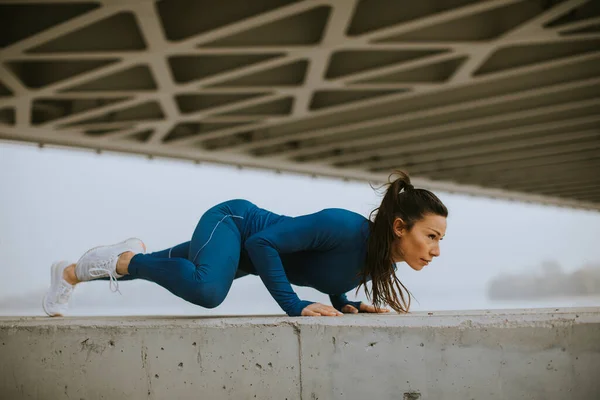 Jeune Femme Survêtement Bleu Faisant Des Pompes Sous Pont Dans — Photo