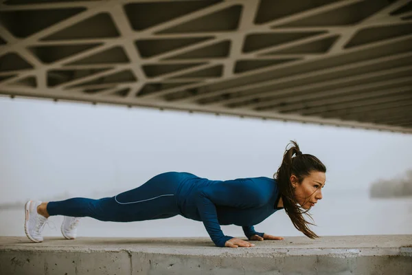 Jeune Femme Survêtement Bleu Faisant Des Pompes Sous Pont Dans — Photo