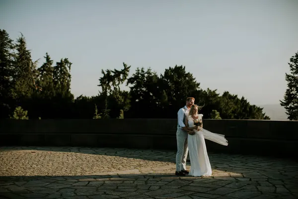 Cute Young Newlywed Couple Standing Park — Stock Photo, Image