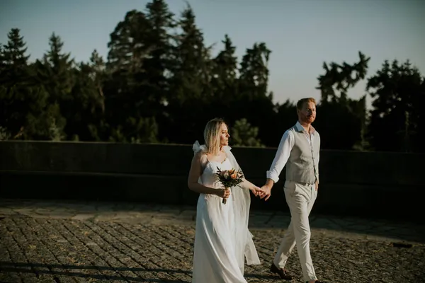 Fechar Bonito Jovem Casal Recém Casado Andando Parque — Fotografia de Stock