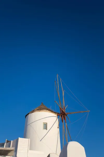 ギリシャのサントリーニ島のOiaの伝統的な風車で見る — ストック写真