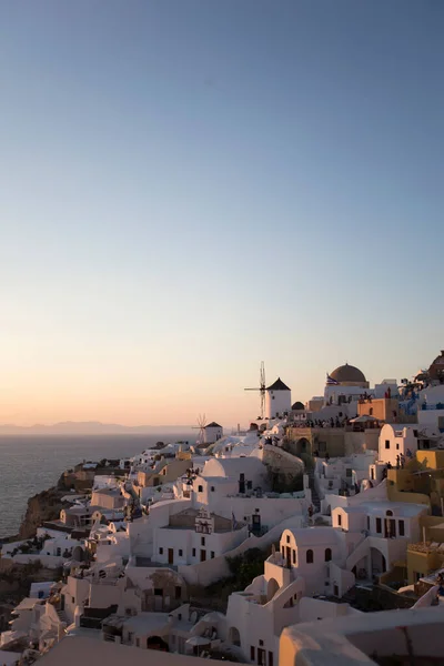 日落时在希腊圣托里尼岛上的Oia村 — 图库照片