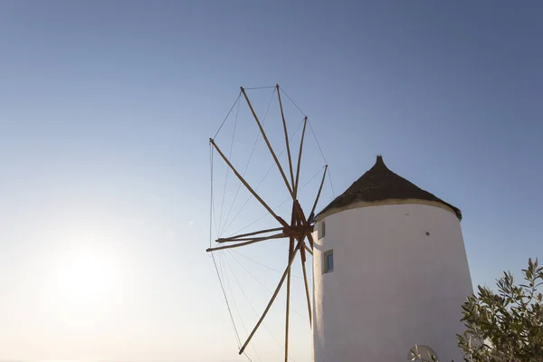 Pohled Tradiční Větrný Mlýn Oie Ostrově Santorini Řecko — Stock fotografie