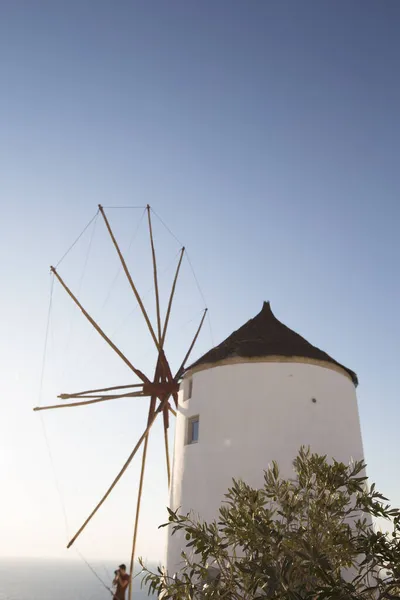 Blick Auf Die Traditionelle Windmühle Oia Auf Santorin Griechenland — Stockfoto