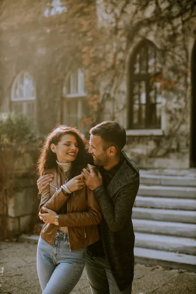 Mooi Jong Koppel Wandelen Herfst Park — Stockfoto