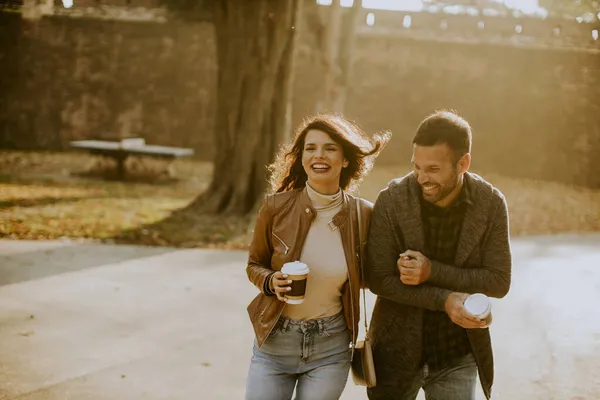 Schönes Junges Paar Spaziert Herbstpark Mit Kaffee Zum Mitnehmen Der — Stockfoto