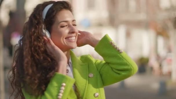 Mujer Joven Bonita Escuchando Música Con Smartphone Calle — Vídeos de Stock