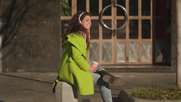 Mujer Bastante Joven Escuchando Música Con Smartphone Calle Sosteniendo Café — Vídeos de Stock
