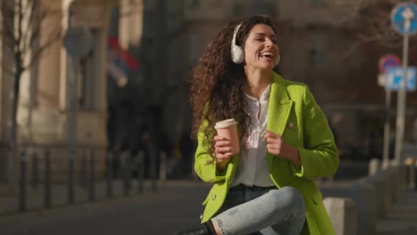 Mujer Bastante Joven Escuchando Música Con Smartphone Calle Sosteniendo Café — Vídeos de Stock