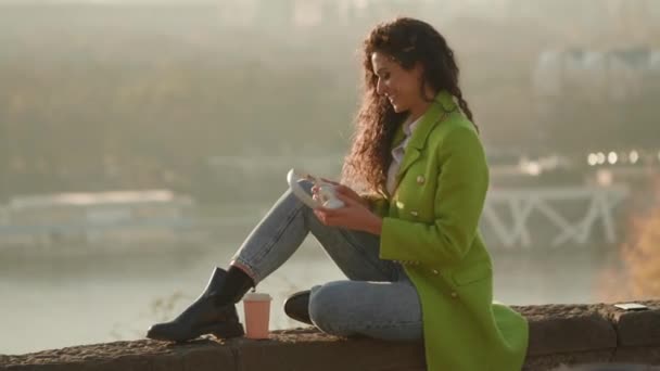 Mooie Jonge Vrouw Luisteren Muziek Met Smartphone Afhaalkoffie Bij Rivier — Stockvideo
