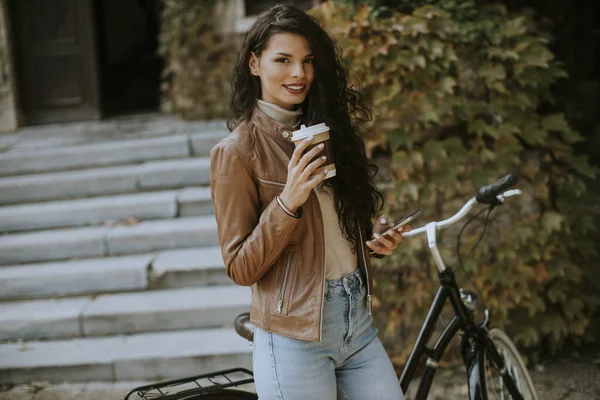 Mujer Joven Bonita Con Teléfono Móvil Beber Café Para Bicicleta — Foto de Stock
