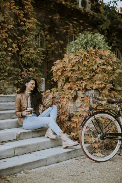 Jolie Jeune Femme Avec Téléphone Portable Boire Café Pour Aller — Photo