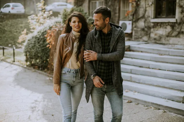 Bonito Jovem Casal Andando Parque Outono — Fotografia de Stock