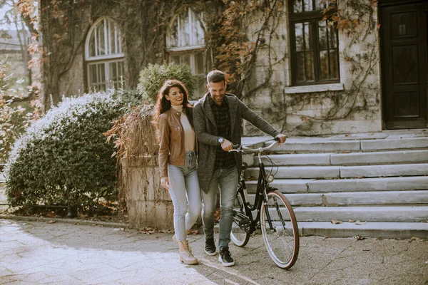 Schönes Junges Paar Spaziert Mit Fahrrad Herbstpark — Stockfoto