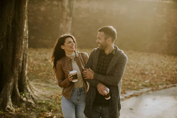 Schönes Junges Paar Spaziert Herbstpark Mit Kaffee Zum Mitnehmen Der — Stockfoto