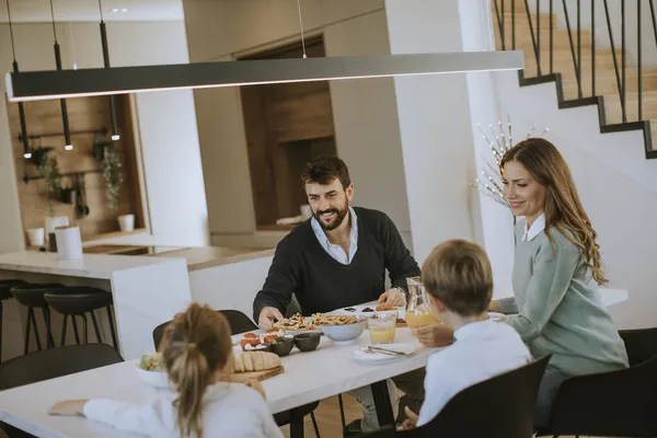 Młoda Szczęśliwa Rodzina Rozmawia Podczas Śniadania Przy Stole Mieszkaniu — Zdjęcie stockowe