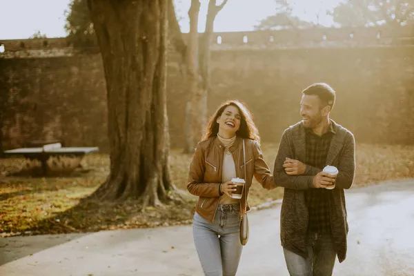 Schönes Junges Paar Spaziert Herbstpark Mit Kaffee Zum Mitnehmen Der — Stockfoto