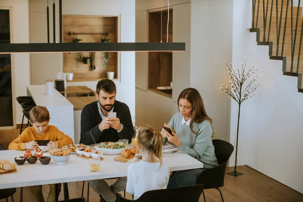 Família Usando Telefones Celulares Enquanto Toma Café Manhã Mesa Jantar — Fotografia de Stock