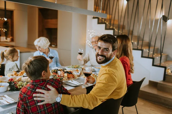 Familia Feliz Cenando Con Vino Tinto Casa — Foto de Stock