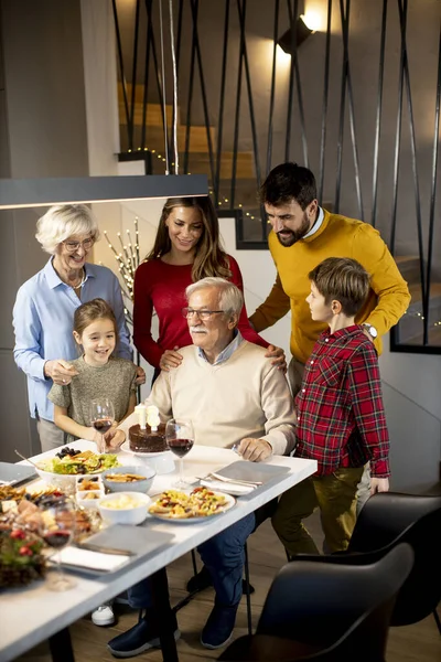 Famiglia Felice Che Festeggia Compleanno Del Nonno Con Torta Candele — Foto Stock