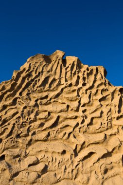 Yunanistan 'ın Santorini adasında Vlychada plajı volkanik kül kaya oluşumunun yakın görüntüsü