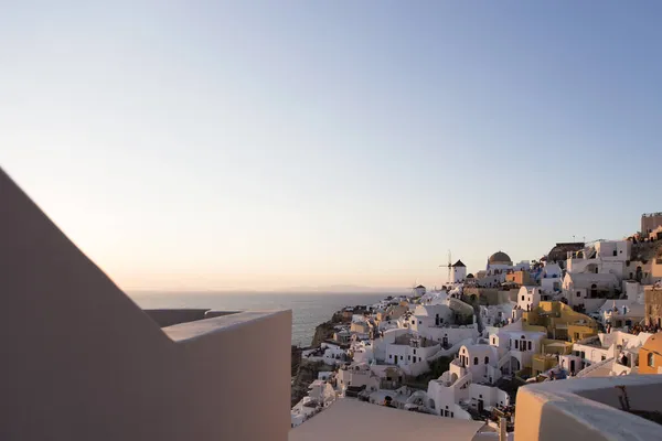 日落时在希腊圣托里尼岛上的Oia村 — 图库照片
