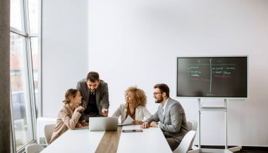 Ofiste birlikte çalışan çok ırklı genç iş adamları grubu.