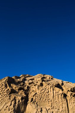 Yunanistan 'ın Santorini adasındaki Vlychada plajı volkanik kül kaya oluşumuna bakın