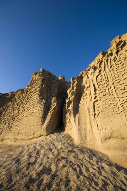 Yunanistan 'ın Santorini adasındaki Vlychada plajı volkanik kül kaya oluşumuna bakın