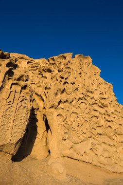 Yunanistan 'ın Santorini adasındaki Vlychada plajı volkanik kül kaya oluşumuna bakın