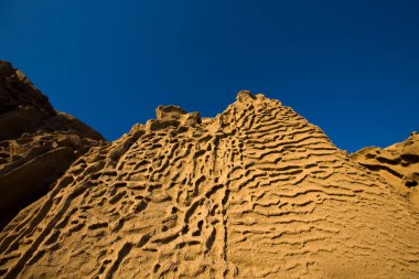 Yunanistan 'ın Santorini adasında Vlychada plajı volkanik kül kaya oluşumunun yakın görüntüsü