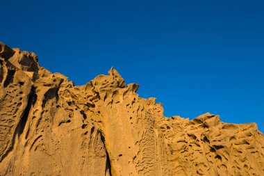 Yunanistan 'ın Santorini adasındaki Vlychada plajı volkanik kül kaya oluşumuna bakın
