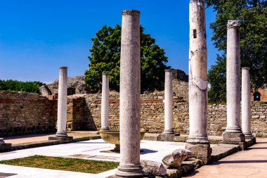 Sırbistan 'ın Zajecar kenti yakınlarındaki Roma İmparatoru Galerius' un sarayının kalıntıları olan Felix Romuliana 'ya bakın. UNESCO 'nun 2007 yılından bu yana Dünya Mirası Alanı.