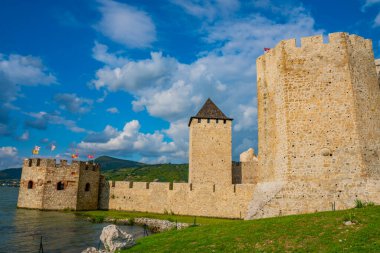Sırbistan 'daki ortaçağ Golubac kalesine bak