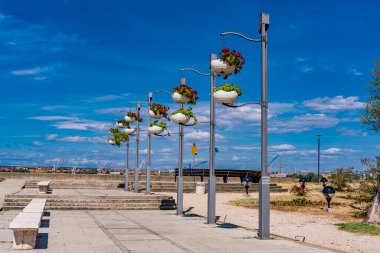 Sırbistan 'ın Kladovo kentinde çiçek saksılarıyla yürüyüş yoluna bak