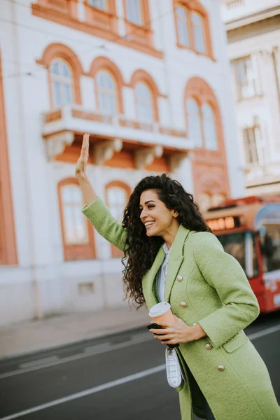 Mujer Joven Bonita Sosteniendo Café Para Llevar Llamando Taxi Calle — Foto de Stock