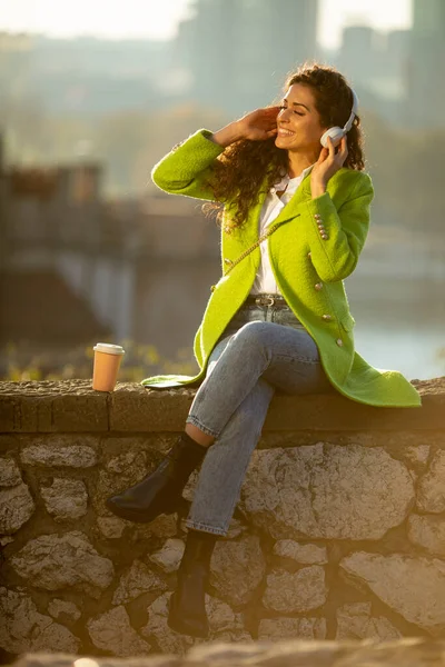 Mujer Joven Bonita Escuchando Música Con Smartphone Café Para Llevar — Foto de Stock