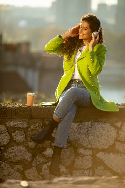 Mujer Joven Bonita Escuchando Música Con Smartphone Café Para Llevar — Foto de Stock